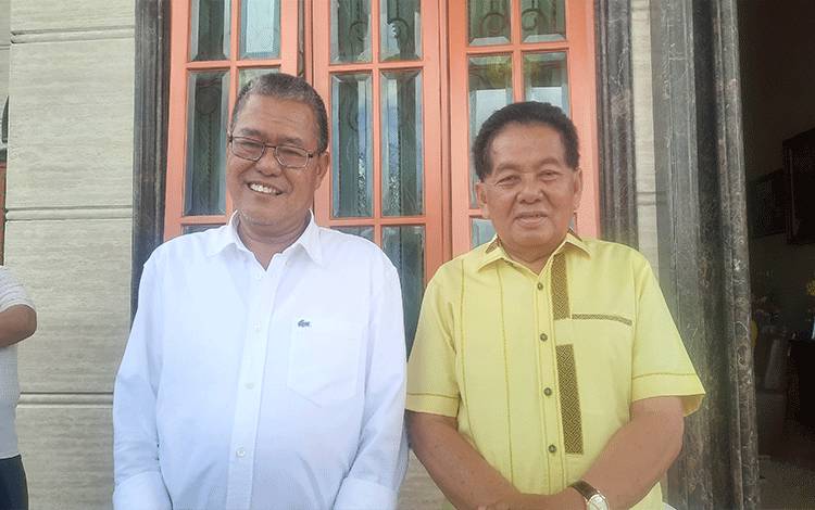 Bendahar DPD Partai Golkar Kobar Hargono (kiri) bersama Ketua DPD Partai Golkar Provinsi Kalteng H.M Ruslan AS. (Foto : DANANG)