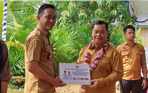 Bupati Kotim Serahkan Bantuan UMKM untuk Kelompok Nelayan Desa Soren