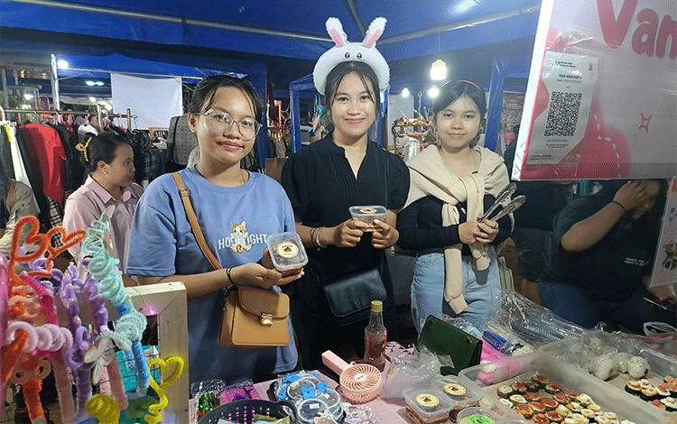 Friskila Rollanda (19), Widia Ferta (19) dan Nadia Dara Amirue (18) saat berjualan di Bartim Expo 2024. (FOTO: IST)