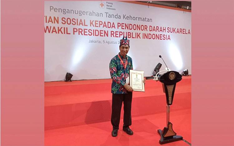 Warga Kotim ini Terima Penghargaan Satyalencana Kebaktian Sosial