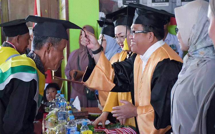 Tuntas Jalani Sekolah Lansia Tangguh BKL Anggrek, 20 Peserta Diwisuda