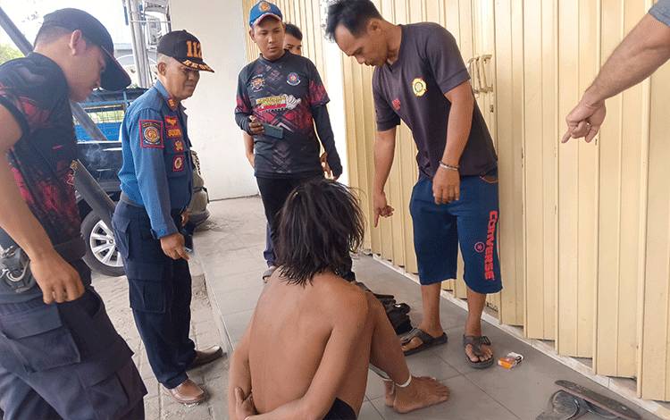 Diduga Mabuk Warga Probolinggo Mengamuk dan Telanjang di Palangka Raya