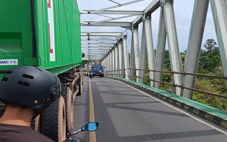 Truk Tangki Mogok Sebabkan Arus Lalin di Jembatan Sei Katingan Kembali Buka Tutup