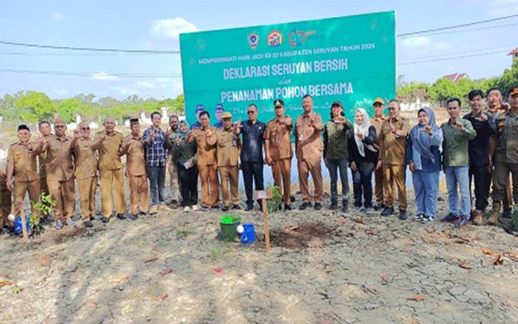Pj Bupati Deklarasi Seruyan Bersih dan Penanaman Pohon Bersama