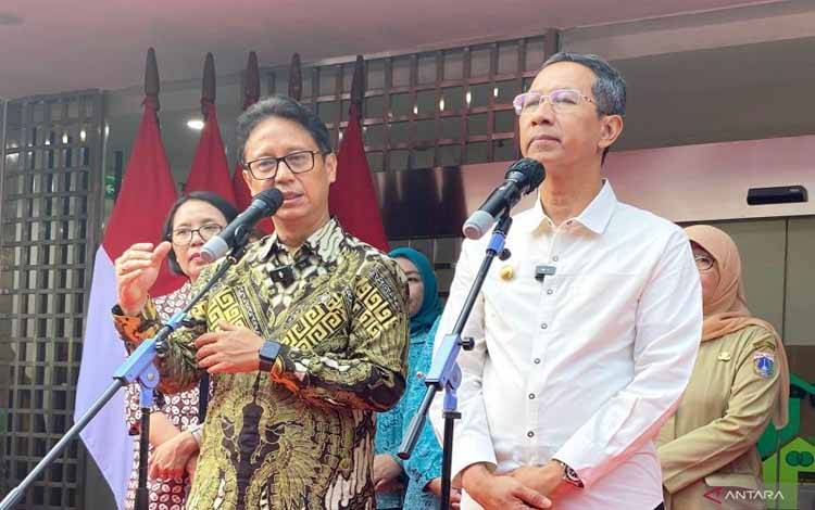 Menteri Kesehatan Budi Gunadi Sadikin (kiri) dalam peresmian Puskesmas Terintegrasi di Tebet, Jakarta, Selasa (6/8/2024). ANTARA/Luthfia Miranda Putri