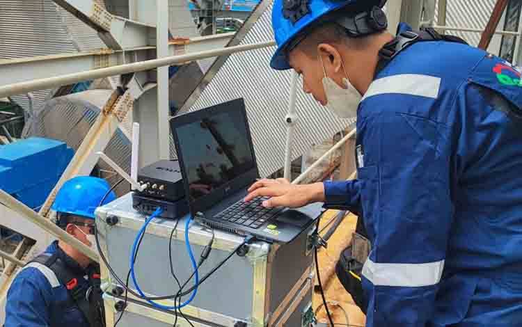 Petugas sedang mengoperasikan alat uji Relative Accuracy Test Audit (RATA) (ANTARA/HO-Kemenperin)