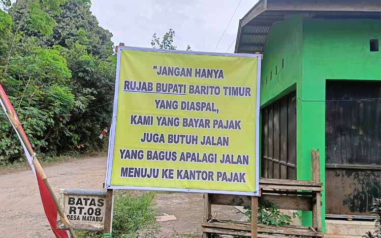 Warga Desa Matabu Protes Komplek Rujab Barito Timur Diaspal Tapi Jalan Rusak Bertahun-tahun Tidak Diperhatikan