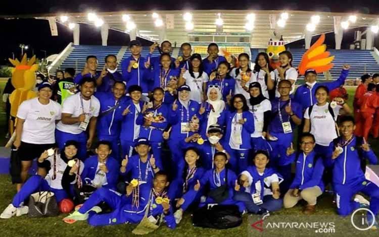 Kontingen Jawa Barat berpose usai pertandingan cabang olahraga atletik di Pekan Olahraga Nasional (PON) XX Papua yang berlangsung di GOR Mimika Sport Complex, Mimika, Papua, Kamis (14/10/2021). (Dok ANTARA)