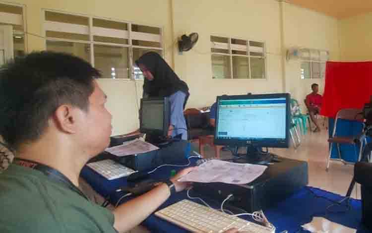 Dinas Dukcapil Kapuas Jemput Bola ke Timpah Sasar Warga Belum Perekaman KTP El