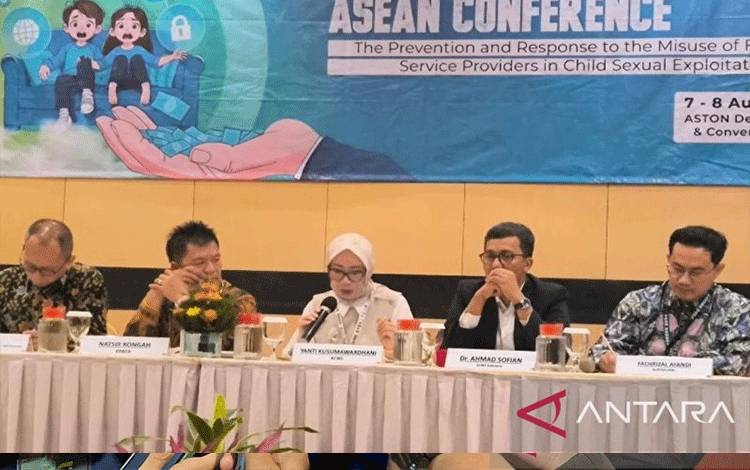 The ASEAN Commission on the Promotion and Protection of the Rights of Women and Children (ACWC) Chair Yanti Kusumawardhani bersama para pembicara lainnya dalam Konferensi ASEAN di Denpasar, Rabu (7/8/2024). ANTARA/Ni Luh Rhismawati.
