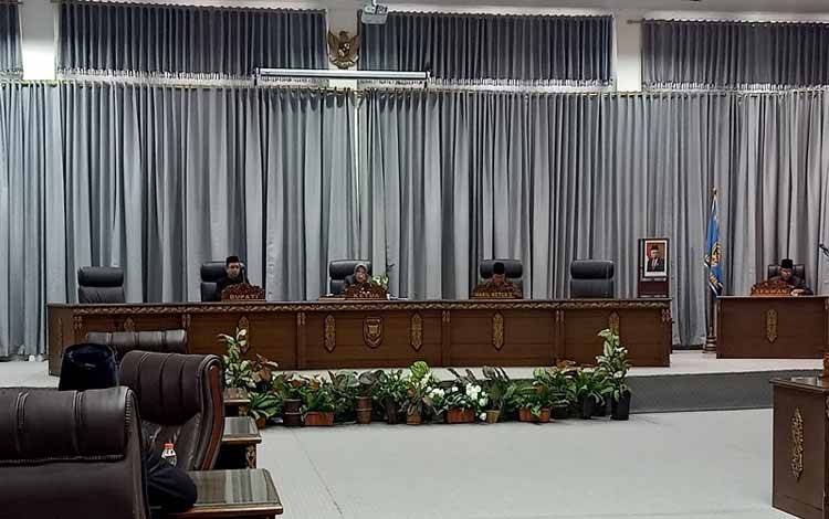 Asisten Bidang Administrasi Umum, Yaser Arapat bersama Ketua DPRD dan Wakil Ketua II saat memimpin rapat paripurna DPRD.(foto: Dhani)