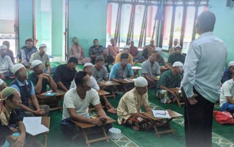 WBP Rutan Kapuas saat ikuti pembelajaran fiqih, Rabu, 7 Agustus 2024. (FOTO: IST)
