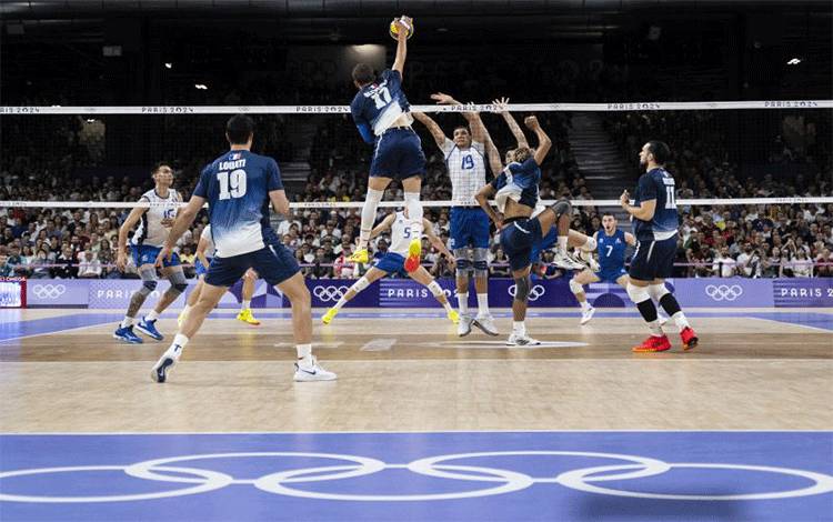 Pemain voli putra Prancis Trevor Clevenot melakukan spike saat timnya berhadapan dengan Italia pada babak semifinal Olimpiade Paris 2024 di South Paris Arena 1, Paris, Prancis, Rabu (7/8/2024). (ANTARA/AFP/PATRICIA DE MELO MOREIRA)