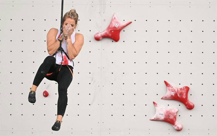 Atlet panjat tebing putri Polandia Aleksandra Miroslaw setelah memenangkan final panjat tebing speed putri Olimpiade Paris 2024 di Le Bourget Sport Climbing Venue, Le Bourget, Prancis, Rabu (7/8/2024). (ANTARA/AFP/JONATHAN NACKSTRAND)