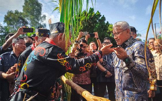 Kepala BNN RI Kunjungi Bakal Kantor BNNK Kotim Disambut Tradisi Potong Pantan dan Tapung Tawar