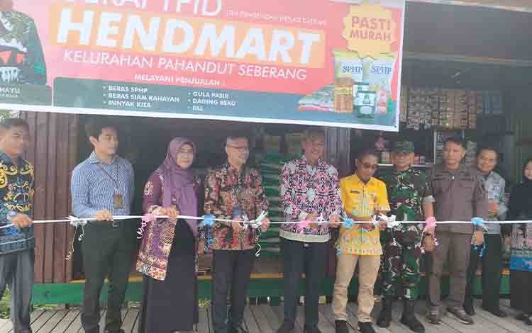 Plt Asisten II Setda Palangka Raya Arbert Tombak memotong pita tanda diresmikannya Gerai TPID ke - 4 Pemko Palangka Raya. (FOTO: PATHUR)