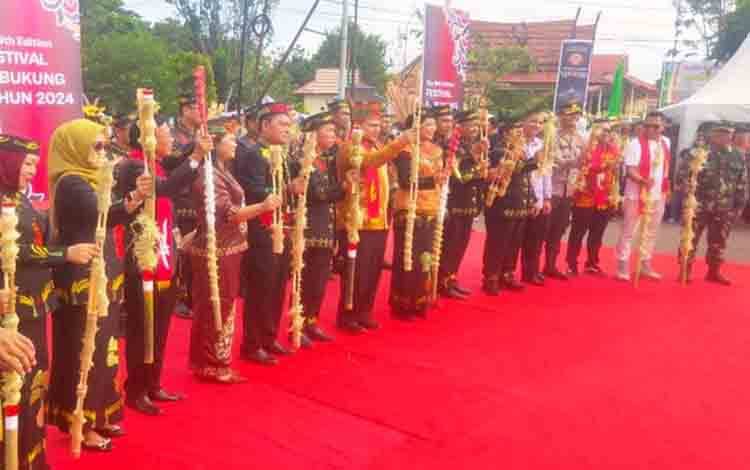 Penjabat Bupati Lilis Suriani menghadiri rangkaian kegiatan?Opening Ceremony?Festival Budaya Babukung tahun 2024. (FOTO : HENDI NURFALAH)