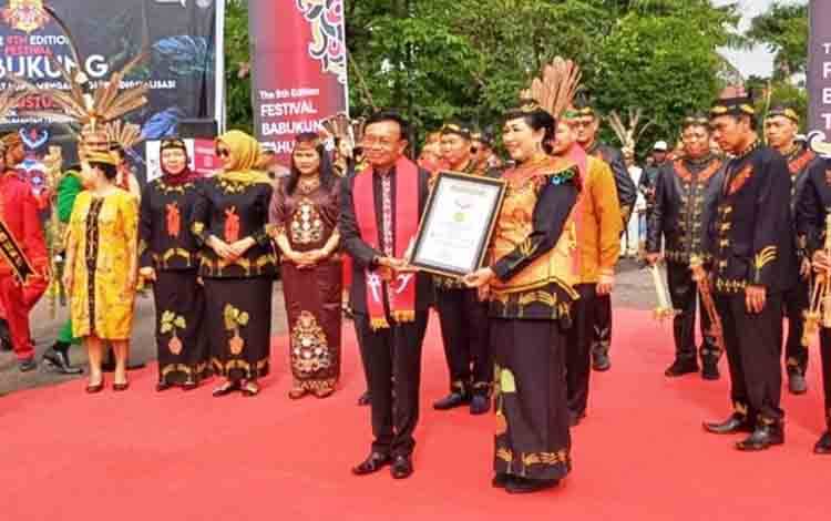 Festival Babukung Raih Rekor MURI Seribu Tatangkup !?