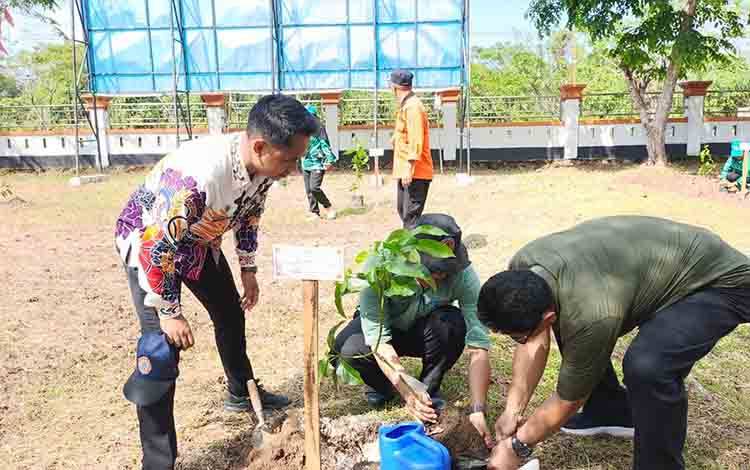 Pj Sekda Seruyan Lakukan Penanaman Pohon di Area BPBD Seruyan