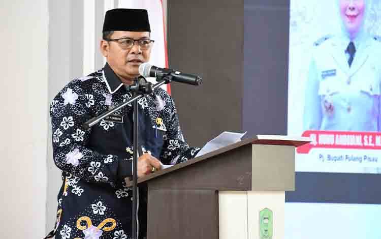 Edy Purwanto Casmani, Staf Ahli Bupati Bidang? Pemerintah dan Kemasyarakatan saat membacakan sambutan PJ Bupati. (FOTO: RETHA)