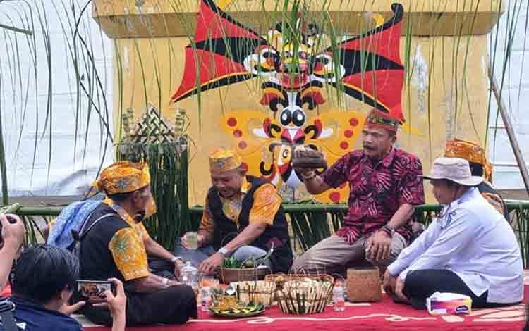 Sejumlah Mantir dan tokoh adat tengah menggelar ritual Padah Pamit di Bundaran E Nanga Bulik. (FOTO : HENDI NURFALAH)?