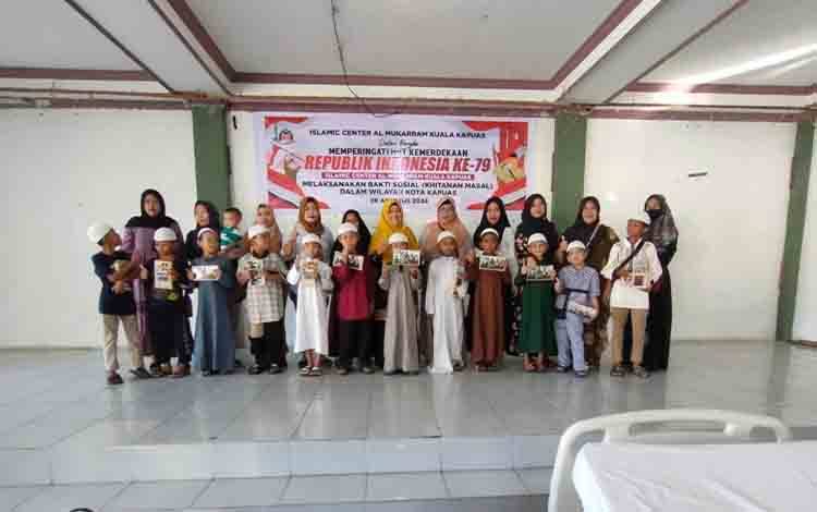 Islamic Center Al Mukarram Kapuas Gelar Khitanan Massal Peringati HUT ke 79 RI