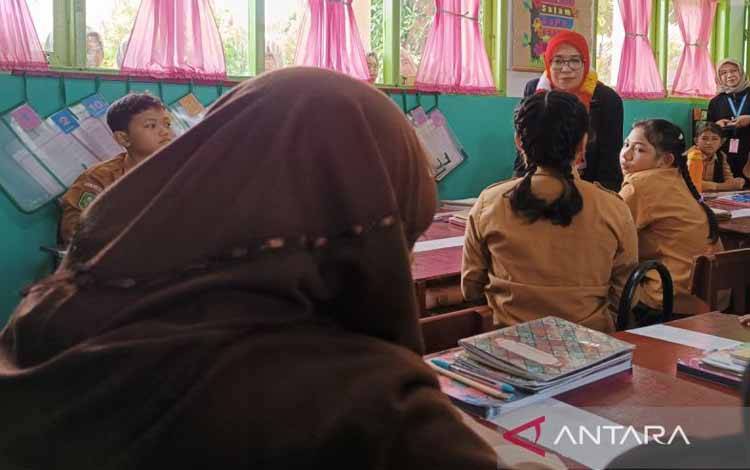Direktur Jenderal Guru dan Tenaga Kependidikan (Dirjen GTK) Nunuk Suryani saat kunjungan kerja di SDN 47 Pekanbaru, Provinsi Riau, Kamis (8/8/2024). ANTARA/Khaerul Izan