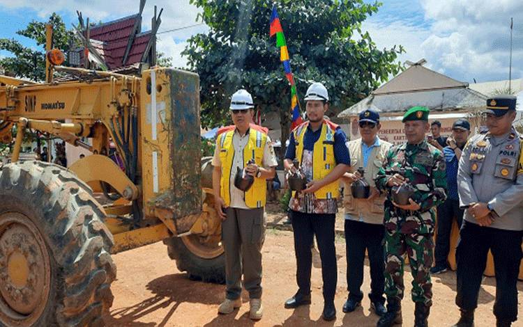Melalui Program CSR, Pemkab Kobar Lakukan Pemeliharaan Infrastruktur Jalan di Arut Utara