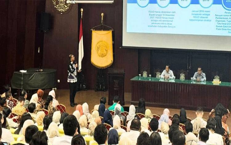 Direktur RSUD Hanau, dr. Atet Kurniadi, Sp.KFR., MARS., FISQua, saat mempresentasikan keberadaan RSUD Hanau, Provinsi Kalimantan Tengah (Foto : Ist)