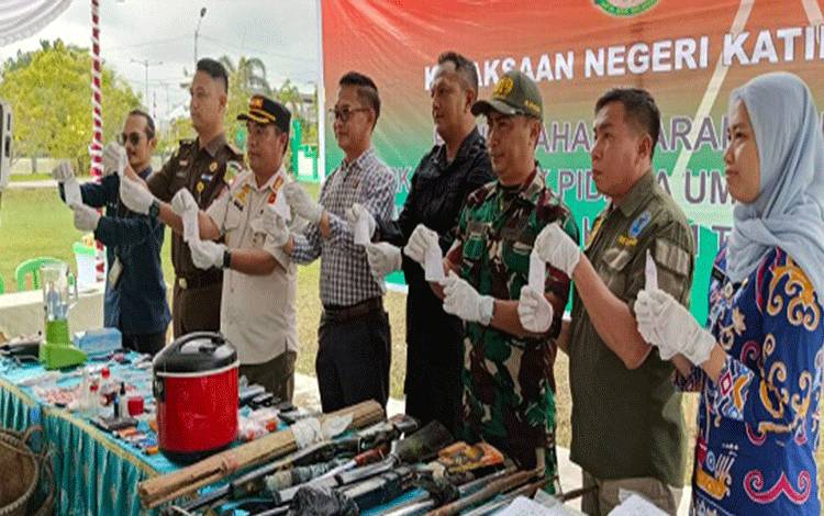Kejari Katingan Musnahkan Barbuk Narkotika Hingga Senapan Angin