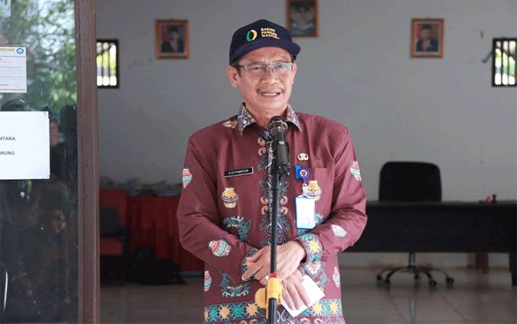 Plt Kepala Dinas Ketahanan Pangan Provinsi Kalteng Akhmad Elpiansyah sampaikan sambutan saat gerakan pangan murah di Palangka Raya, Kamis, 8 Agustus 2024. (FOTO:ASEP)