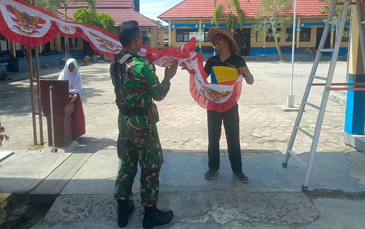 Koramil 02 Kumai Imbau Warga Pasang Bendera Sambut HUT RI ke-79