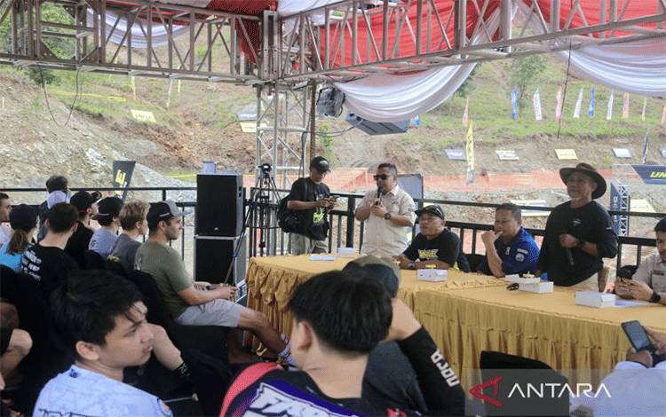 Panitia Pelaksana Uncle Hard Enduro 2024 menggelar konferensi pers bersama para pembalap internasional jelang pelaksanaan balap di Kiram Park Kabupaten Banjar, Kalimantan Selatan, Kamis (8/8/2024). (ANTARA/Tumpal Andani Aritonang)