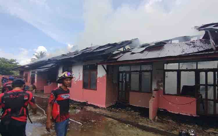 Kondisi barak 8 pintu yang terbakar di Jalan George Obos Palangka Raya. (FOTO: PATHUR)