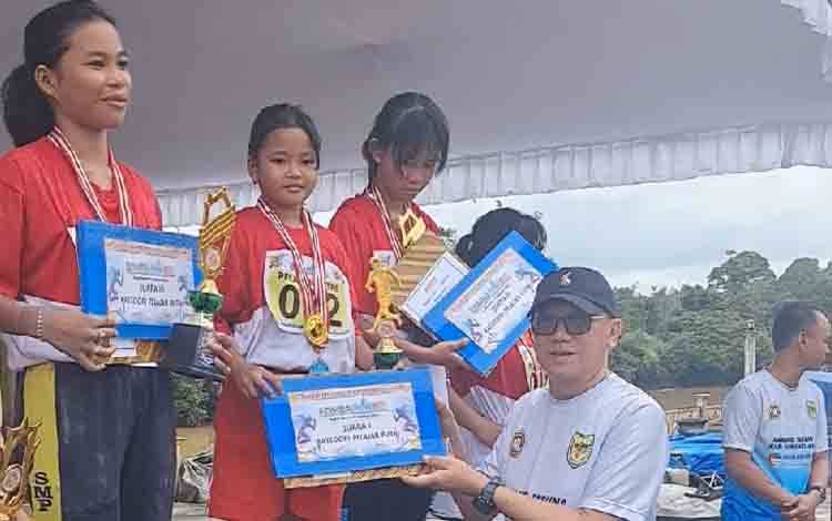 Bocah SD di Gunung Mas Menang Lomba Lari 5K Kategori Pelajar Putri