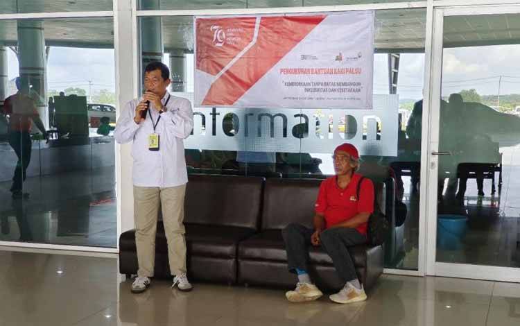 Bandara Tjilik Riwut Beri Bantuan Kaki Palsu ke Penyandang Disabilitas