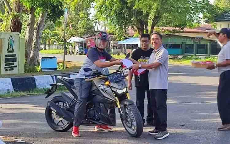Disdagperinkop dan UKM Kapuas Bagikan Bendera Merah Putih Sambut HUT ke-79 RI