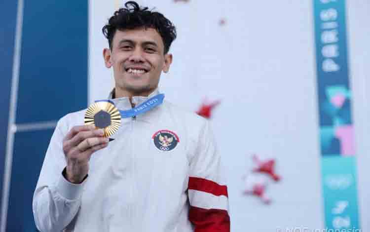 Atlet panjat tebing Indonesia Veddriq Leonardo memegang medali emas Olimpiade Paris 2024, Paris, Kamis (8/8/2024). ANTARA/HO-NOC Indonesia/Naif Muhammad Al'as