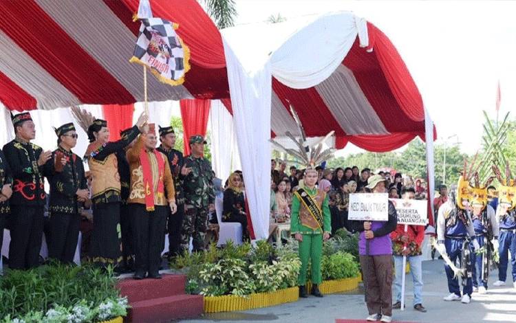 Ratusan Penari Topeng Meriahkan Karnaval Babukung di Lamandau