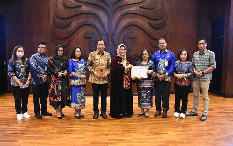 Pemkab Barito Utara Terima Penghargaan UI Green City Matric 2024