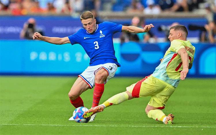 Bek Pranis Adrien Truffert #03 berebut bola dengan bek Spanyol Sergio Gomez #17 saat inal sepak bola putra Olimpiade Paris 2024 di Parc des Princes, Paris, Jumat (9/8/2024). Spanyol menang 5-3 setelah melewati perpanjangan waktu. (Photo by Luis ROBAYO / AFP) (AFP/LUIS ROBAYO)