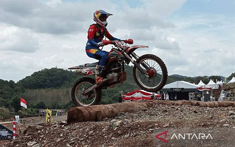 Salah satu pembalap uji coba jalur Uncle Hard Enduro 2024 di Kiram Park, Kabupaten Banjar, Kalsel, Jumat (9/8/2024). (ANTARA/Sukarli)