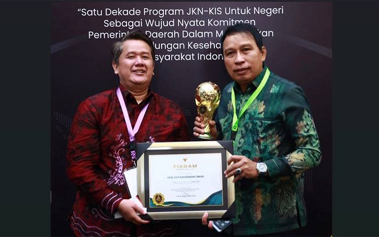 Sekretaris Daerah Kotawaringin Timur Fajrurrahman menerima penghargaan Universal Health Coverage, Kamis, 8 Agustus 2024. (FOTO: IST)