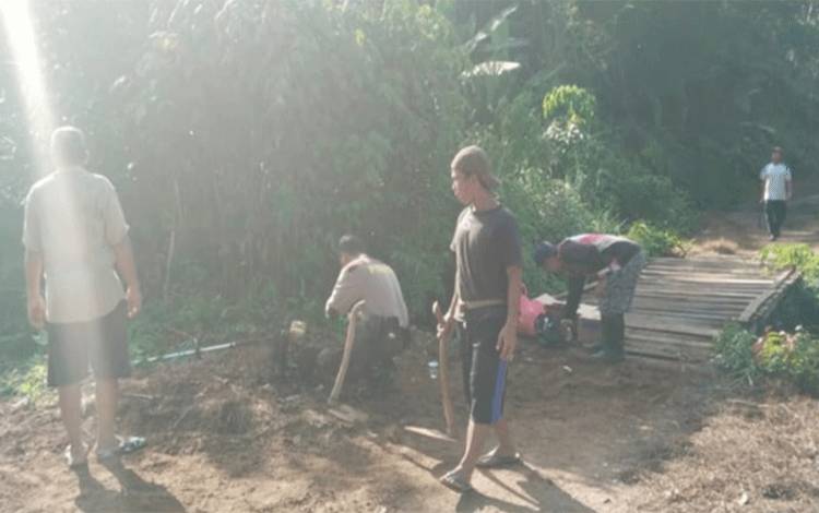 Bersihkan dan Perbaiki Jalan, Gotong Royong Bersama di Kelurahan Pulau Kupang
