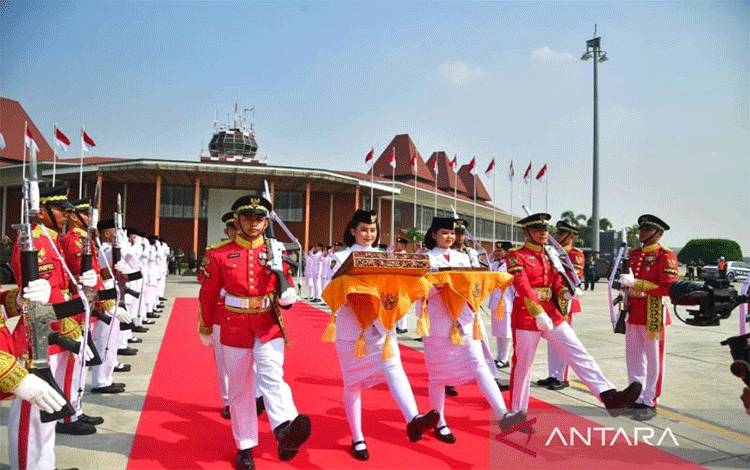 Tim Purna Paskibraka 2023 Kachina Ozora dan Keyla Azzahra Purnama membawa duplikat Bendera Pusaka dan salinan Teks Proklamasi saat tiba di Pangkalan TNI AU Bandara Halim Perdanakusuma Jakarta, Sabtu (10/7/2024). (ANTARA/Biro Pers Sekretariat Presiden)