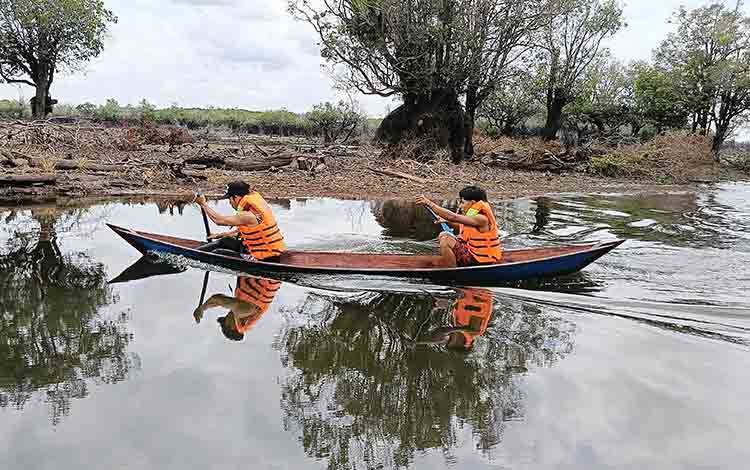 36 Tim Ramaikan Lomba Perahu Dayung Tradisional di Danau Dayu Barito Timur
