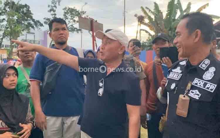 Gubernur Kalteng H Sugianto Sabran memberikan intruksi kepada para pedagang Bundaran Besar bisa berjualan pada saat malam minggu. (Foto: Istimewa)