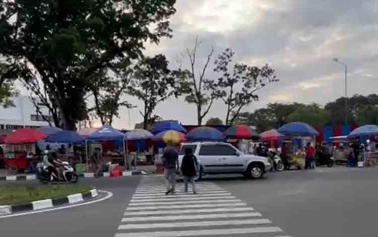 Gubernur Kalteng Bolehkan Pedagang Berjualan Satu Sisi Jalan