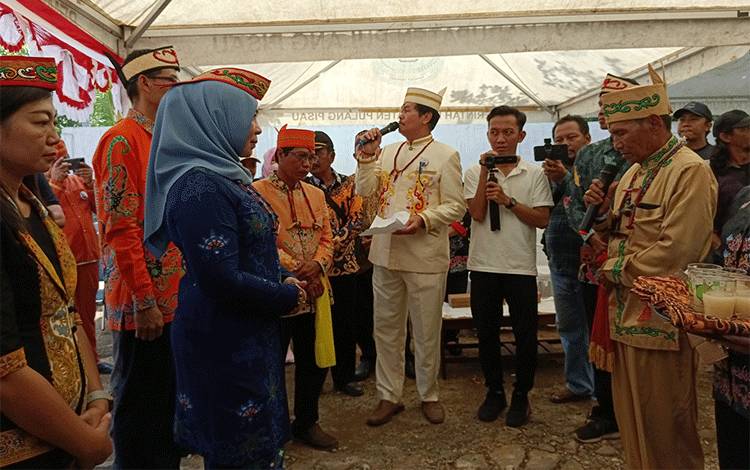 Ketua Majelis Daerah Agama Hindu Kaharingan, Berson bersama Ketua Damang Kahayan Hilir saat menyambut PJ Bupati. (FOTO : RETHA*?