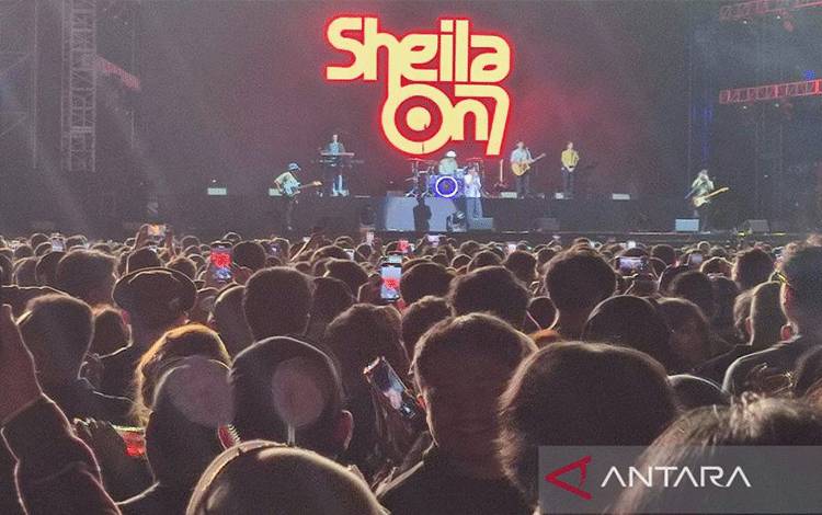 Suasana konser Band Shiella On7 dalam turnya bertajuk 'Tunggu Aku Di', di Sport Centre Plasa Telkom, Makassar, Sulawesi Selatan, Sabtu (10/8/2024) malam. ANTARA/Darwin Fatir